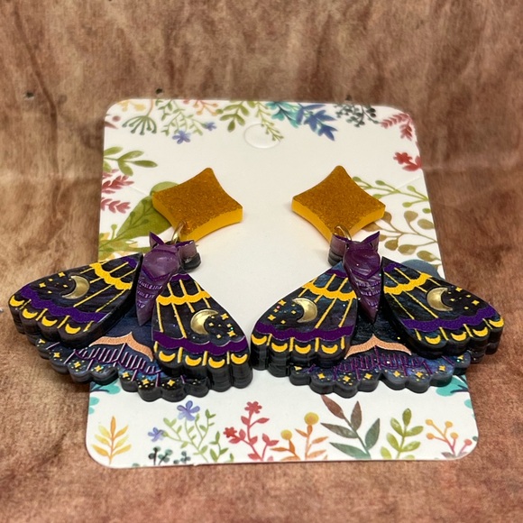 Gorgeous LUNAR MOTH 🌙🦋 lightweight layered acrylic earrings - Picture 4 of 4